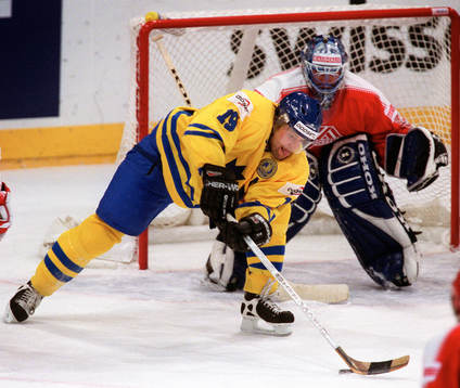 Mikael Renberg och målvakten Reinhard Divis