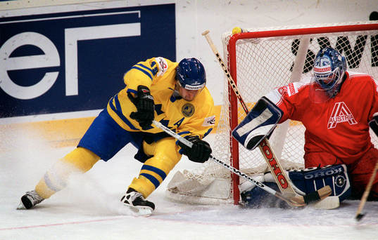 Mikael Renberg trycker på mot målvakten Reinhard Divis