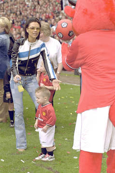 Fotboll, Victoria Beckham (Posh Spice) och sonen Brooklyn