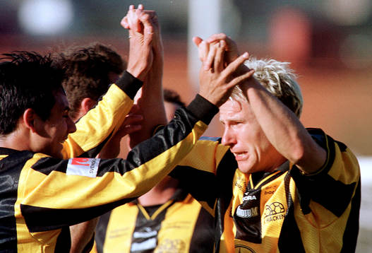 Tvåmålsskytten Jonas Henriksson gratuleras