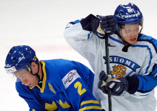 Mattias Öhlund Åker på en smäll av Antii Laaksonen