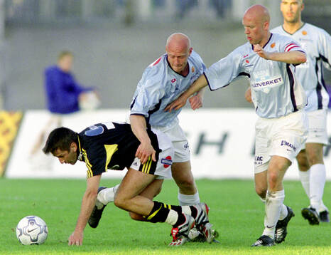AIK:s Sharbel Touma på fall mot Malmös Peter Sörensen