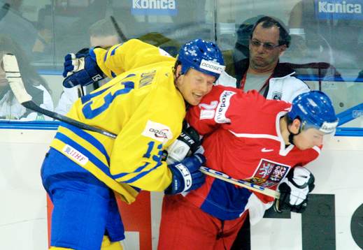 Mats Sundin trycker in Karel Pilar i sargen