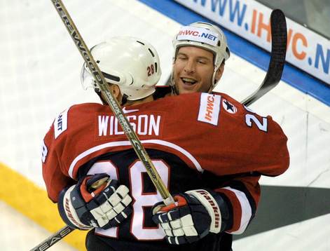 Kvitterings- skytten Mike Knuble kramas om av Landon Eilson