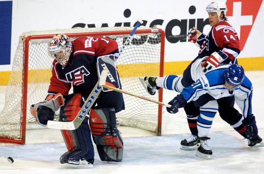 Rick Dipietro slår undan pucken framför Niko Kapanen och