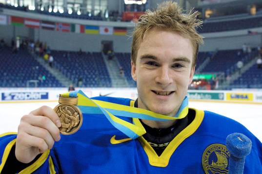 En glad Mikael Tellqvist med medaljen