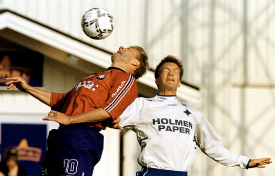 Joachim Karlsson, Örgryte i en luftduell med Stefan
