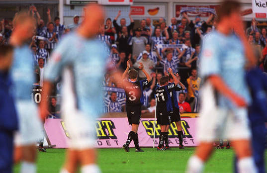 IFK Göteborg tackar supportrarna medan Malmö FF lämnar