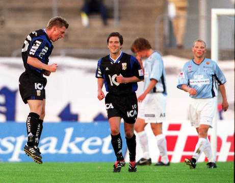 Tomas Rosenkvist hoppas av glädje och jublar med Martin