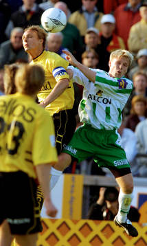 Jesper Bengtsson i Elfsborg i en höjdduell med Jonas