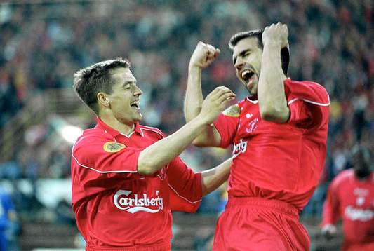 Liverpools Marcus Babbel gratuleras av Michael Owen