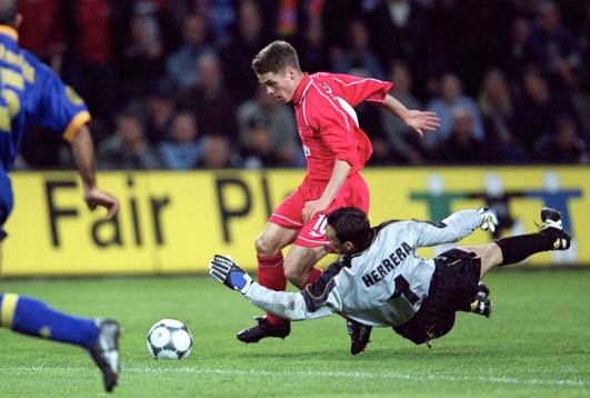 Michael Owen, Liverpool fälls av Alaves Martin Herrera,
