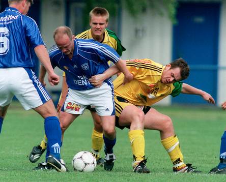 Kris Huckstepp stoppar en Sjöbo-spelare