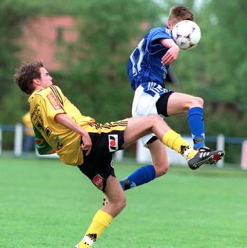 Michael Carls lyfter bollen över en motståndare