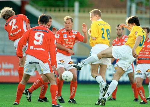 En mur av Kalmar-spelare står ivägen för Martin Alm,