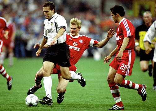 Ruben Baraja, Valencia attackeras av  Steffen Effenberg,