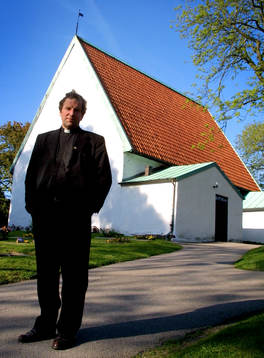 Häckenpräst framför Lundby gamla kyrka präst