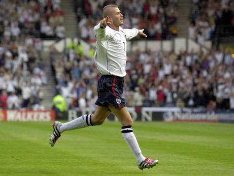 David Beckham signalerar för mål