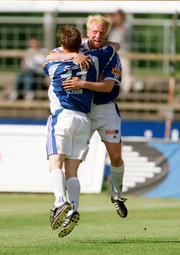 Petter Hansson kramar om Mikael Nilsson i ett glädjerus