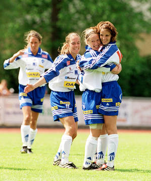 Linda Fagerström och Anna Pohjanen gratulerar