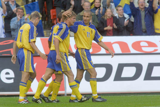Marcus Allbäck gratulerar Henrik Larsson