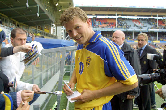 Marcus Allbäck.skriver autografer