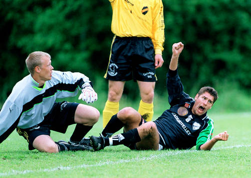 Tvåmålsskytten Henrik Edfors signalerar för 0-1