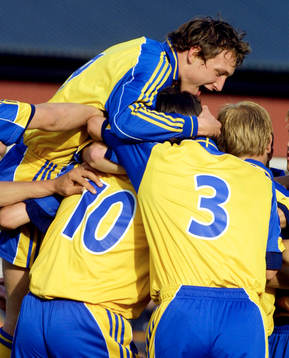 Johan Elmander gratuleras