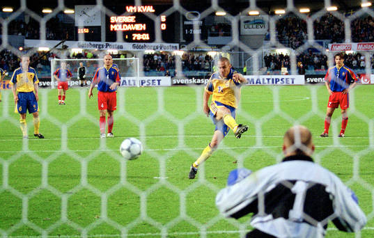 Henrik Larsson, Sverige dundrar in sitt tredje straffmål