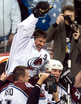 Ray Bourque hissas av Dave Reid och Adam Foote, Colorado