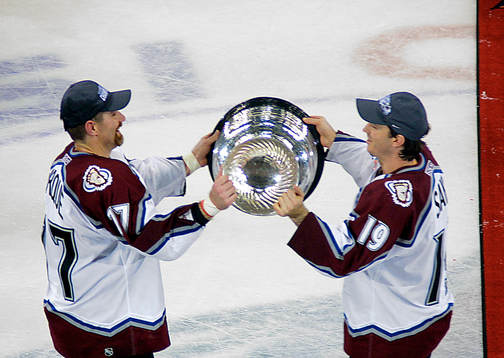 Ray Bourque och Joe Sakic, Colorado firar segern
