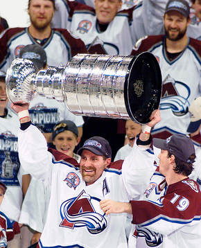 Ray Bourque, Colorado får lyfta Stanley Cup pokalen för