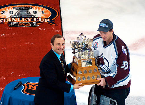 NHL Presidenten Gary Bettman ger the Conn Smythe Trophy