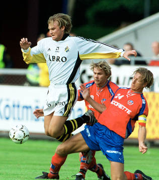 Andreas Andersson, AIK kläms mellan Björn Johansen och