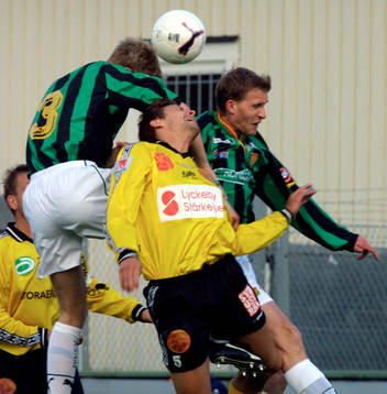 Målskytten Marcus Ringberg i en duell med två GAIS spelare