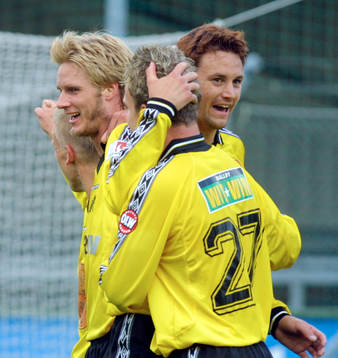 Målskytten Mats Ekenberg gratuleras