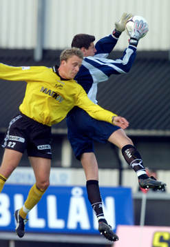 Målskytten Marcus Ekenberg i en duell med GAIS målvakt