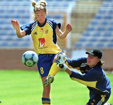 010626 Fotboll, EM, dam, Sverige, Tina Nordlund och Ulla