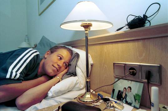 Elin Flyborg, på sitt hotellrum på, Dorint hotell. tittar