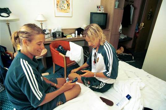Elin Flyborg och Tina Nordlund på sitt hotellrum