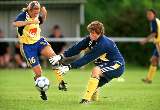 Fotboll, EM, dam, Caroline Jönsson, och Elin Flyborg,