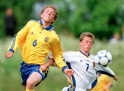 Johan Rönnmark, IFK Holmsund i kamp om bollen med Johan