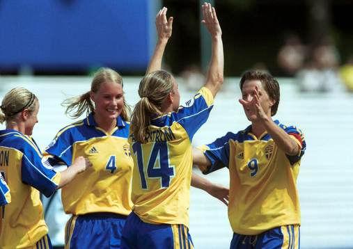 Målskytten Linda Fagerström (14) gratuleras av Malin