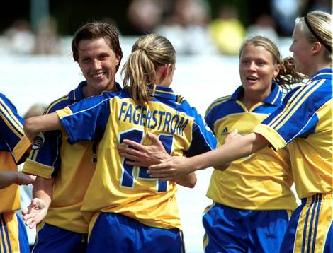 Målskytten Linda Fagerström gratuleras av Malin Andersson