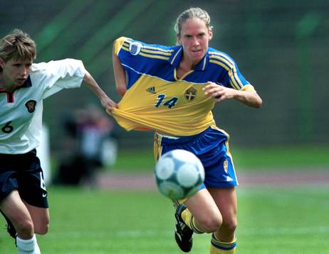Sveriges målskytt Linda Fagerström och Maren Meinert,