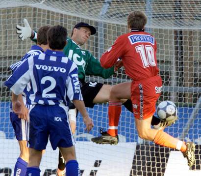 Här räddar Bengt Andersson, Göteborg två poäng till