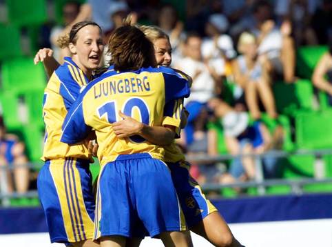 Therese Lundin och Hanna Ljungberg gratulerar målskytten