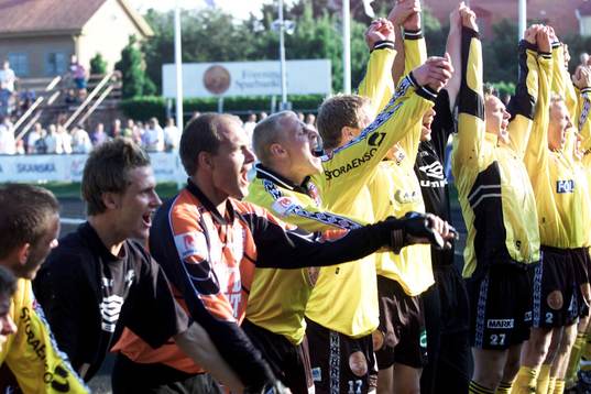 Mjällby tackar sina medresta supportrar med vågen