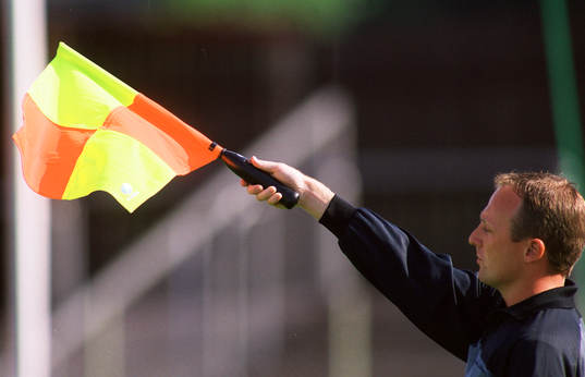 Fotboll, Domare, Flagga
