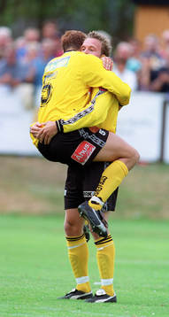 Markus Ekenberg "kramas" om av Markus Ringberg, jubel,
